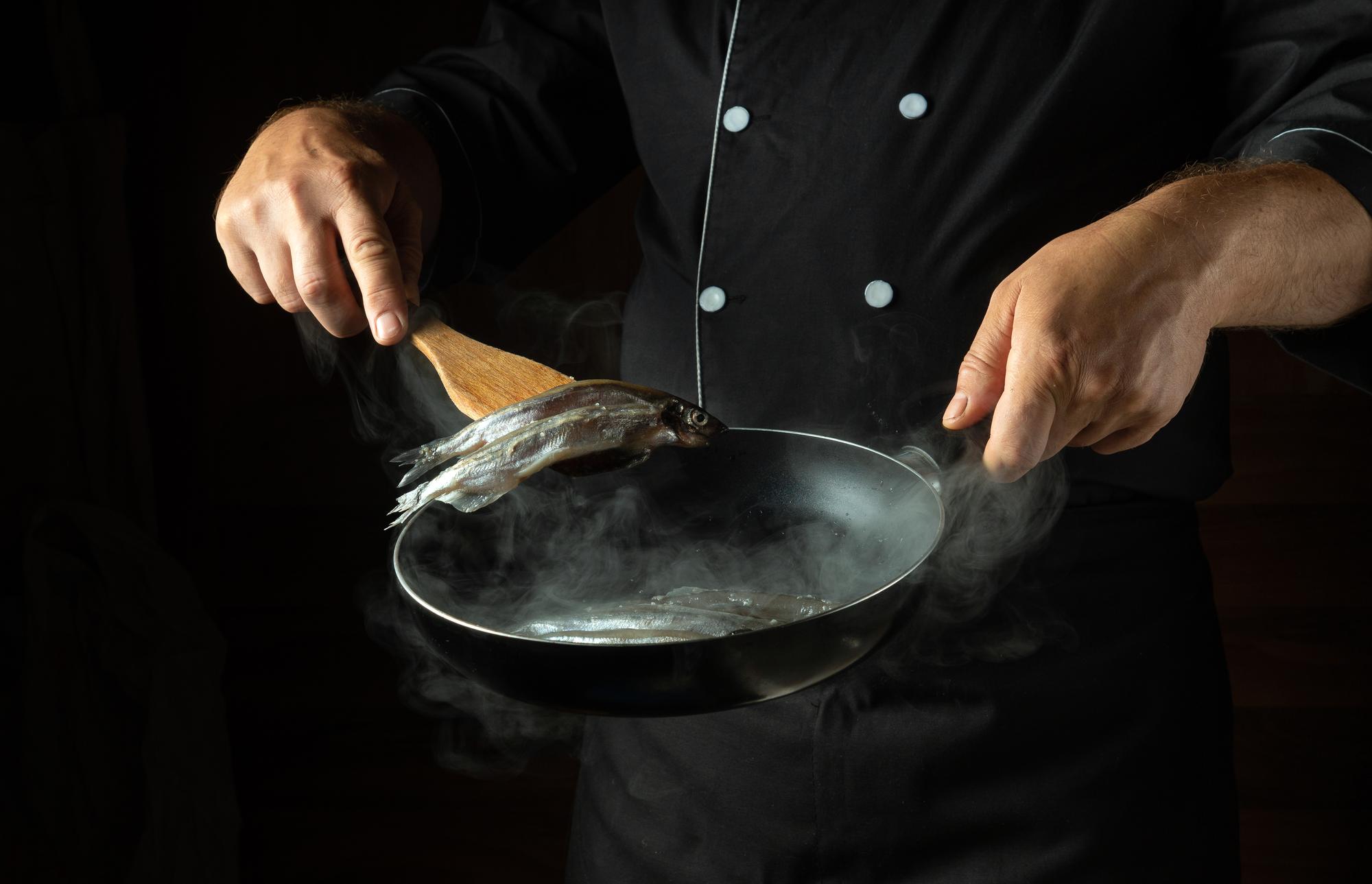 Szef kuchni przygotowujący kompozycję dań w eleganckiej kuchni