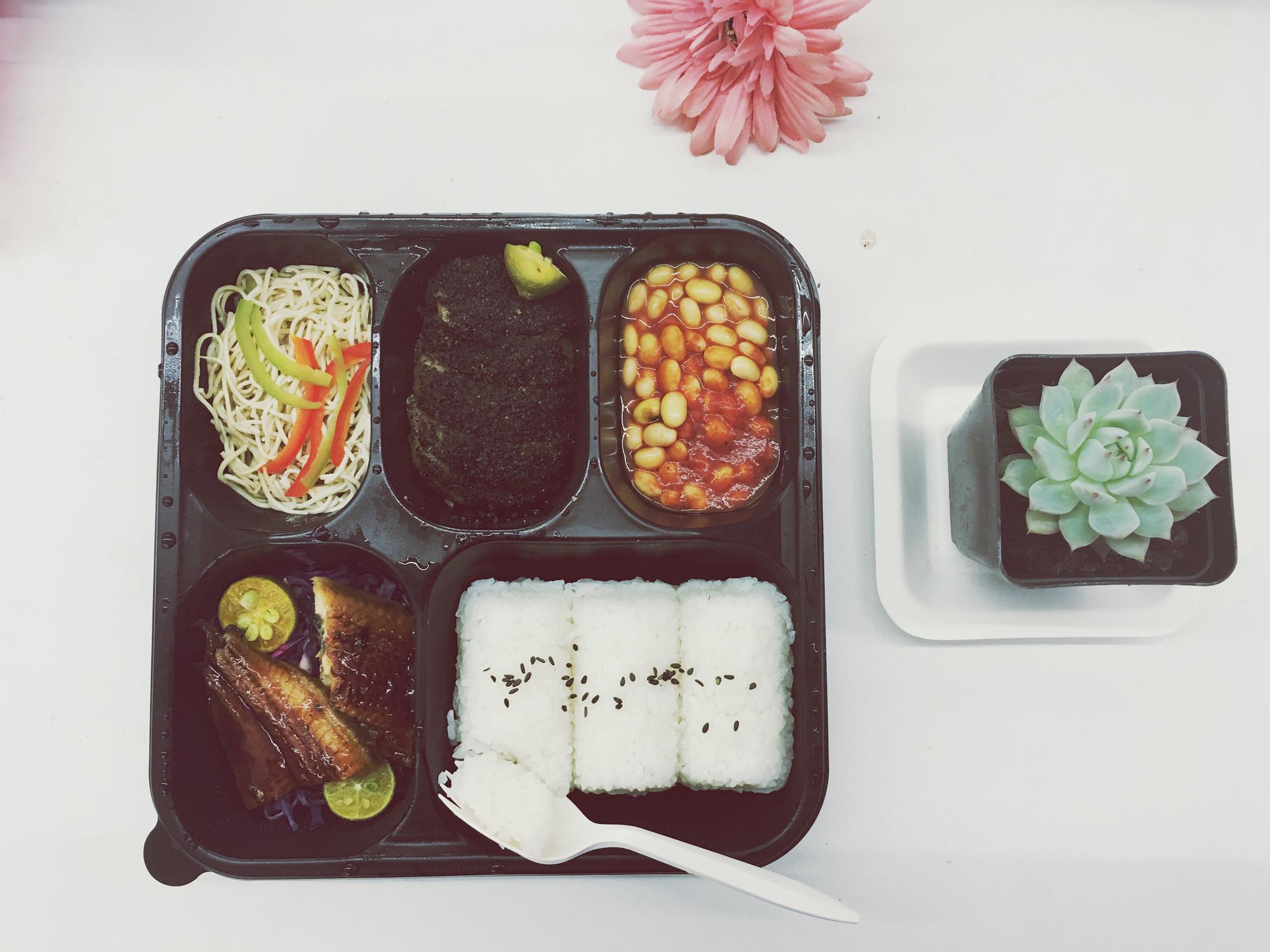 Koreanskie bento w eleganckim pudełku